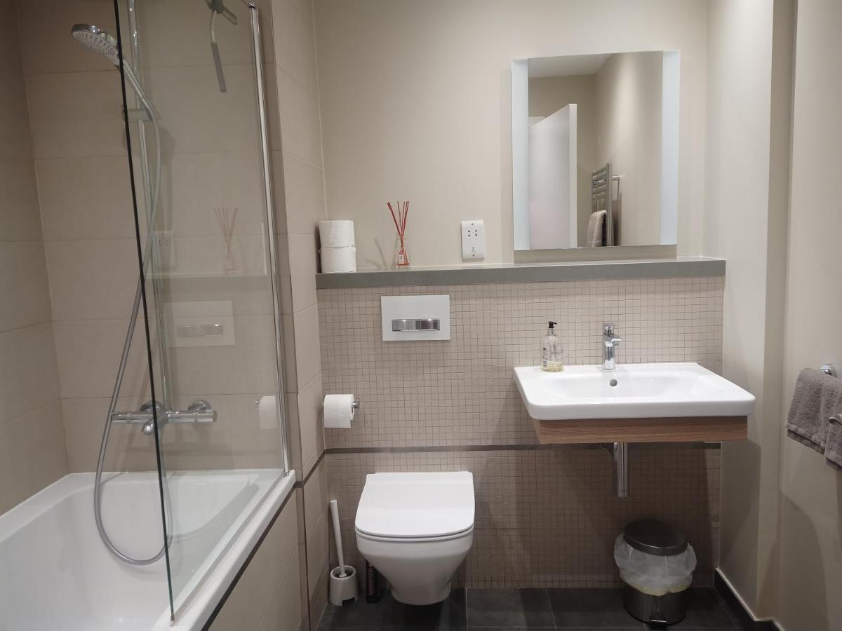 Kings Wharf Quay29 - Large Studio Apartment With 3 Pools - Gym - Rock Views - Holiday And Short Let Apartments In Gibilterra Esterno foto