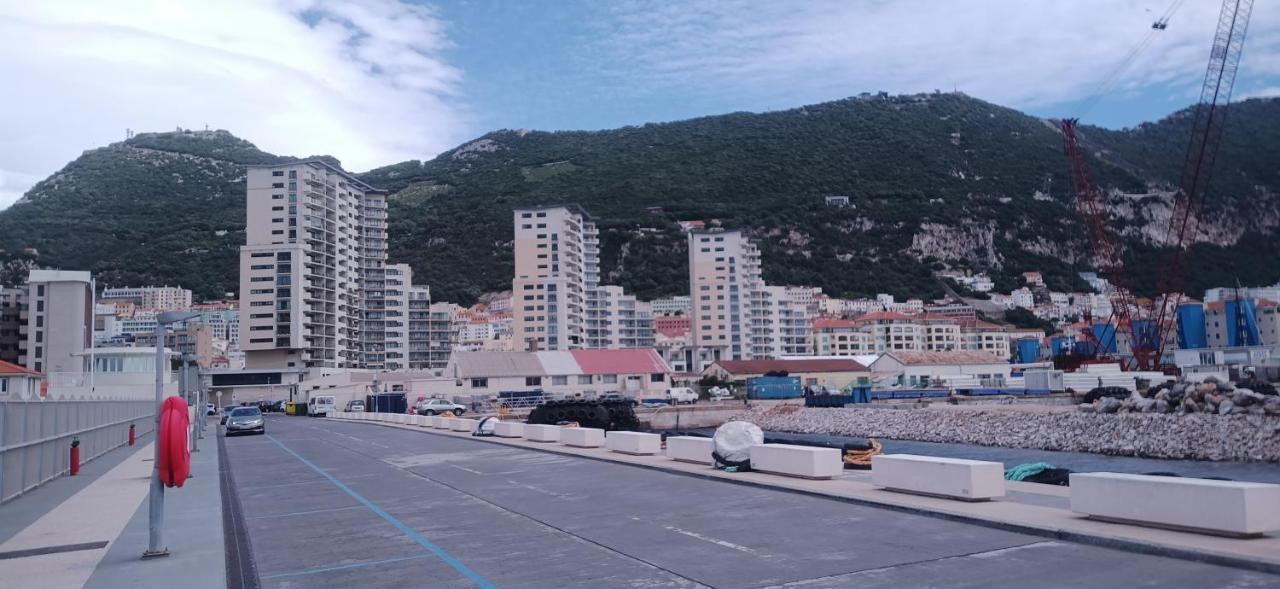Kings Wharf Quay29 - Large Studio Apartment With 3 Pools - Gym - Rock Views - Holiday And Short Let Apartments In Gibilterra Esterno foto